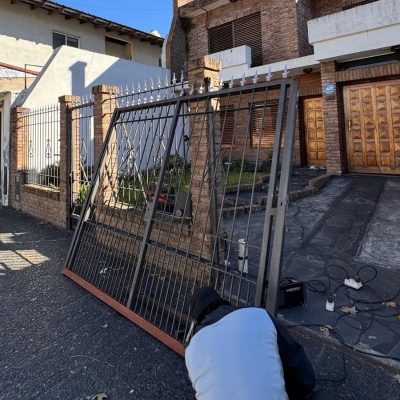 Cambio de zócalo y rodamientos inferiores en portón corredizo. Reemplazo completo del zócalo inferior y cambio de rodamientos para mejorar el desplazamiento del portón corredizo. Trabajo realizado por HERREELEC.